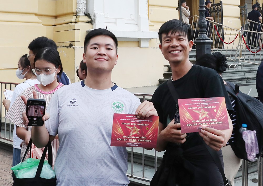 Hàng nghìn khán giả kiên nhẫn ngồi chờ qua đêm - ảnh 3