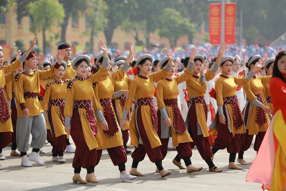 Nghệ sĩ vỡ òa cảm xúc khi hòa mình vào Lễ Độc lập A80 - ảnh 8