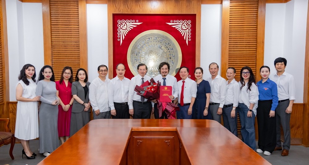 Bộ VHTTDL công bố, trao quyết định công nhận chức vụ Hiệu trưởng Trường Đại học Sân khấu - Điện ảnh Hà Nội - ảnh 3