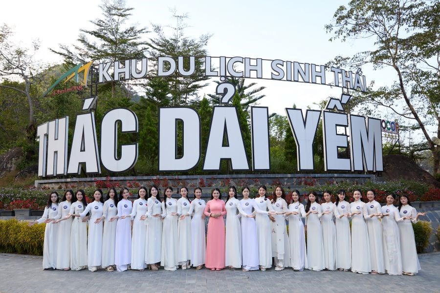 Thí sinh “Hoa hậu Du lịch Dân tộc Việt Nam 2025” và hành trình quảng bá vẻ đẹp Mộc Châu - ảnh 3