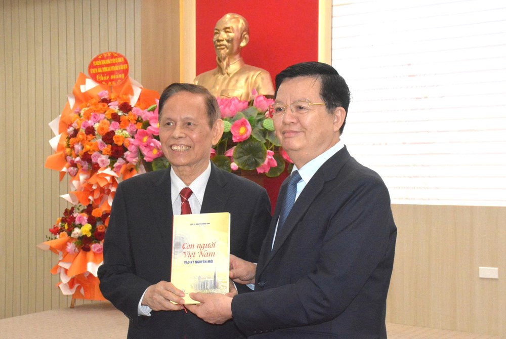 Ra mắt sách "Con người Việt Nam vào kỷ nguyên mới" của nhà báo Nguyễn Hồng Vinh - ảnh 2