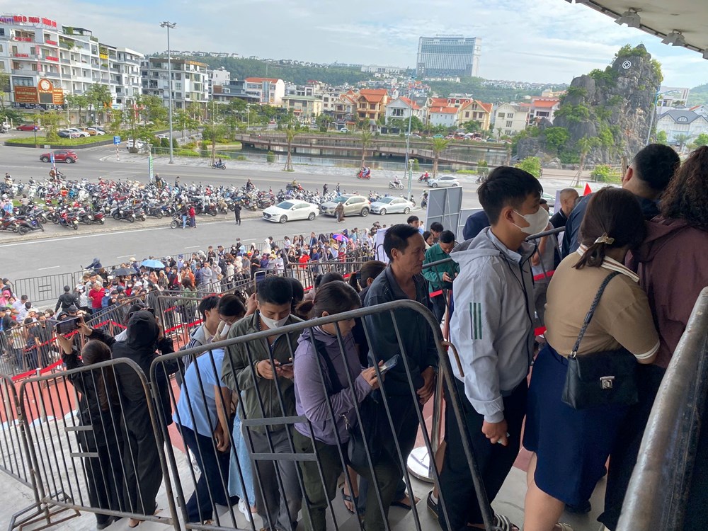 Hàng nghìn khán giả đổ về Cung Quy hoạch để nhận vé concert Hạ Long 2025  - ảnh 2