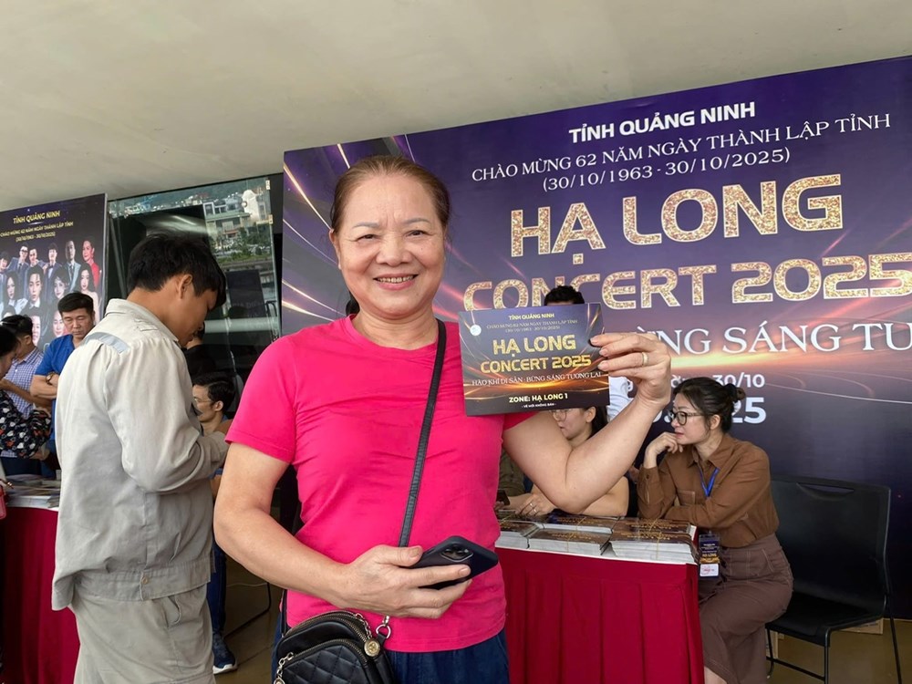 Hàng nghìn khán giả đổ về Cung Quy hoạch để nhận vé concert Hạ Long 2025  - ảnh 4