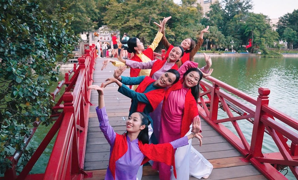 “Tay trong tay – Hand in hand”: Vũ điệu cộng đồng mang đậm bản sắc dân tộc - ảnh 1