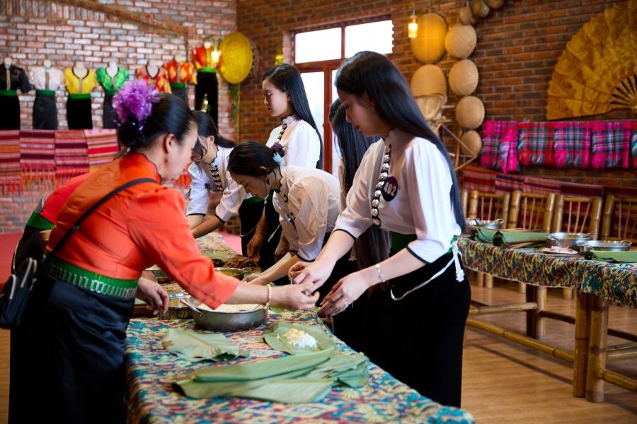 Thí sinh “Hoa hậu Du lịch Dân tộc Việt Nam 2025” trải nghiệm văn hóa Mộc Châu - ảnh 2
