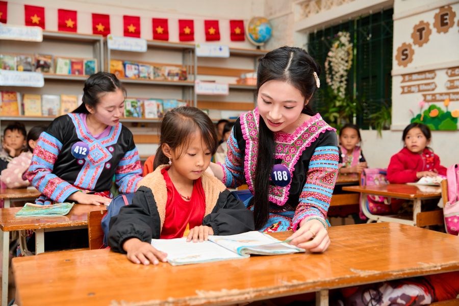 Thí sinh “Hoa hậu Du lịch Dân tộc Việt Nam 2025” thăm học sinh vùng cao Mộc Châu - ảnh 1