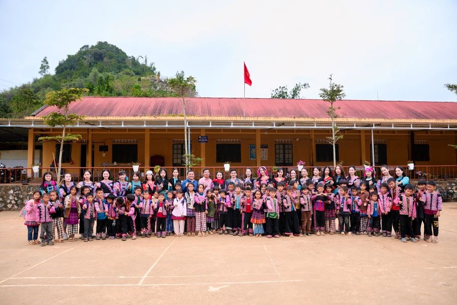 Thí sinh “Hoa hậu Du lịch Dân tộc Việt Nam 2025” thăm học sinh vùng cao Mộc Châu - ảnh 7