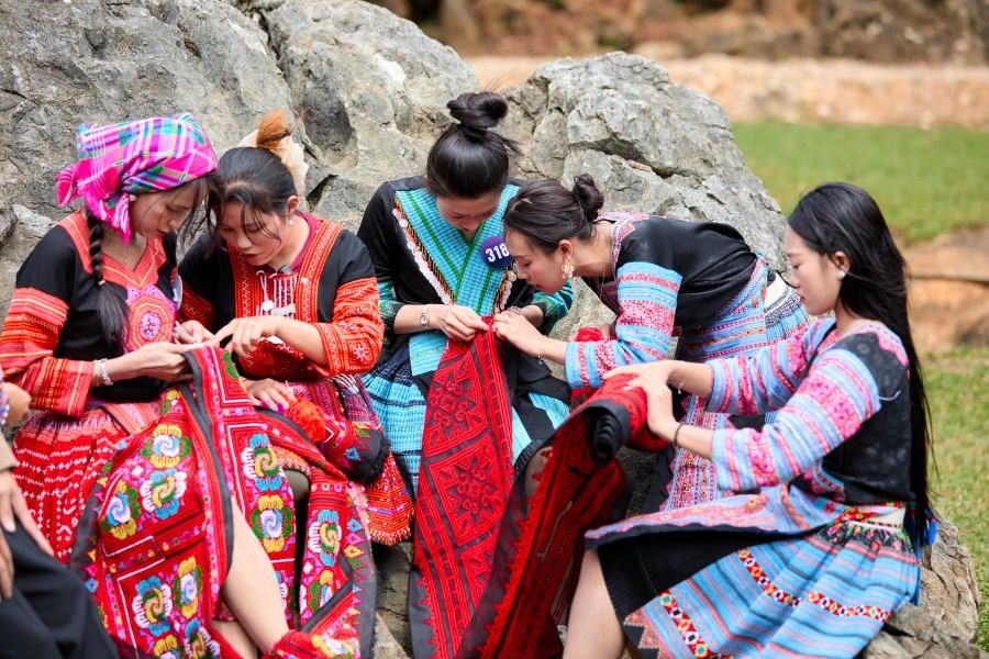 Thí sinh “Hoa hậu Du lịch Dân tộc Việt Nam 2025” thăm học sinh vùng cao Mộc Châu - ảnh 4