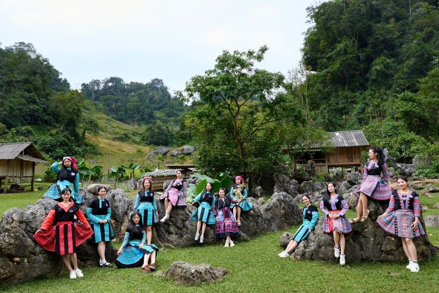 Thí sinh “Hoa hậu Du lịch Dân tộc Việt Nam 2025” thăm học sinh vùng cao Mộc Châu - ảnh 8