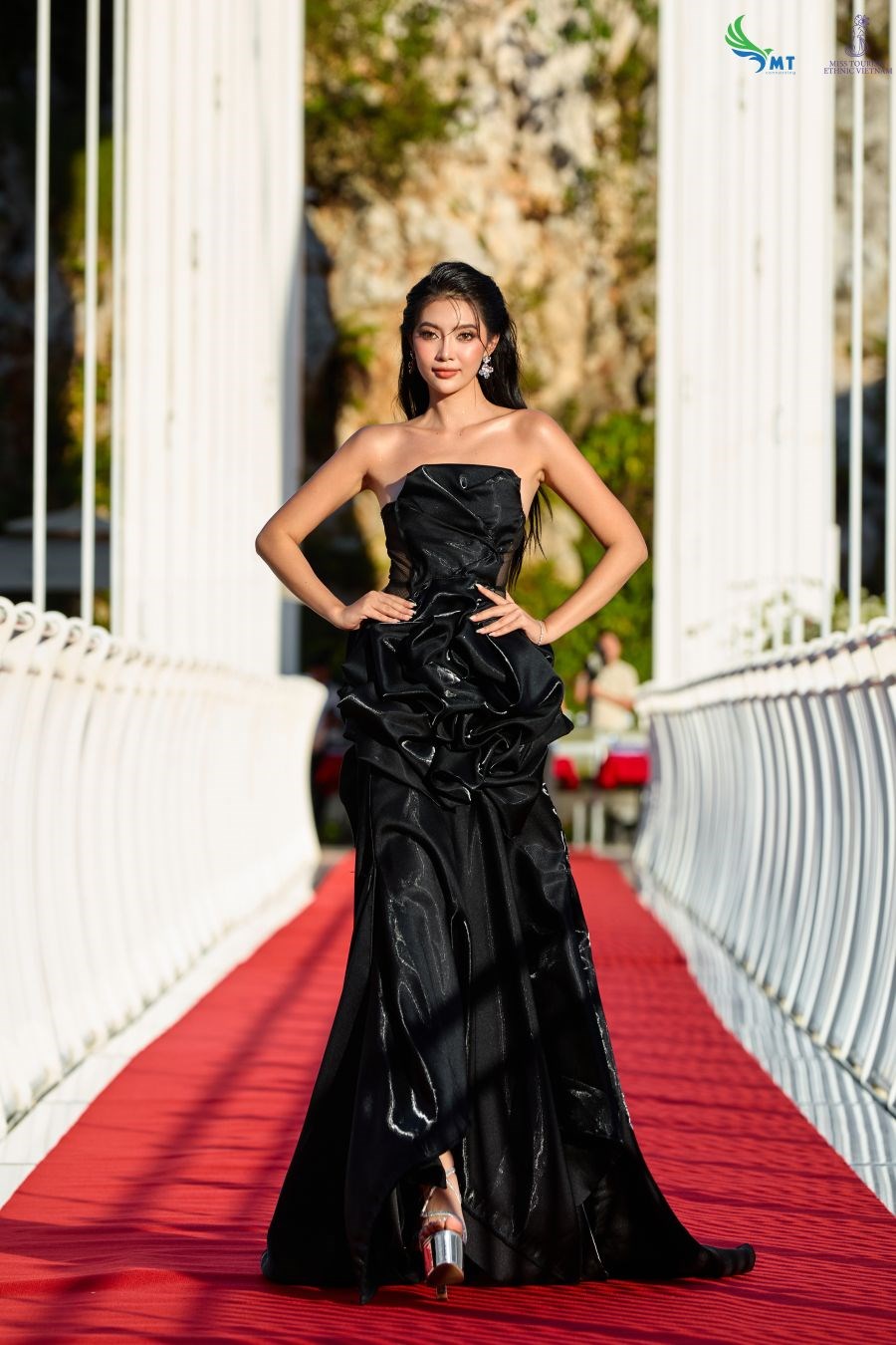 “Hoa hậu Du lịch Dân tộc Việt Nam 2025” gây ấn tượng khi trình diễn thời trang trên cầu kính dài nhất thế giới ở Mộc Châu - ảnh 4