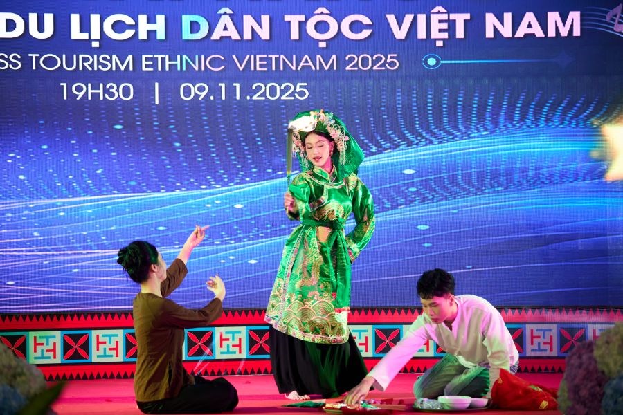 “Hoa hậu Du lịch Dân tộc Việt Nam 2025” gây ấn tượng khi trình diễn thời trang trên cầu kính dài nhất thế giới ở Mộc Châu - ảnh 2