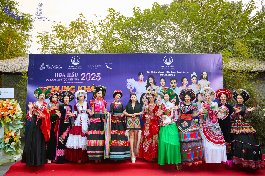 “Hoa hậu Du lịch Dân tộc Việt Nam 2025” gây ấn tượng khi trình diễn thời trang trên cầu kính dài nhất thế giới ở Mộc Châu - ảnh 1