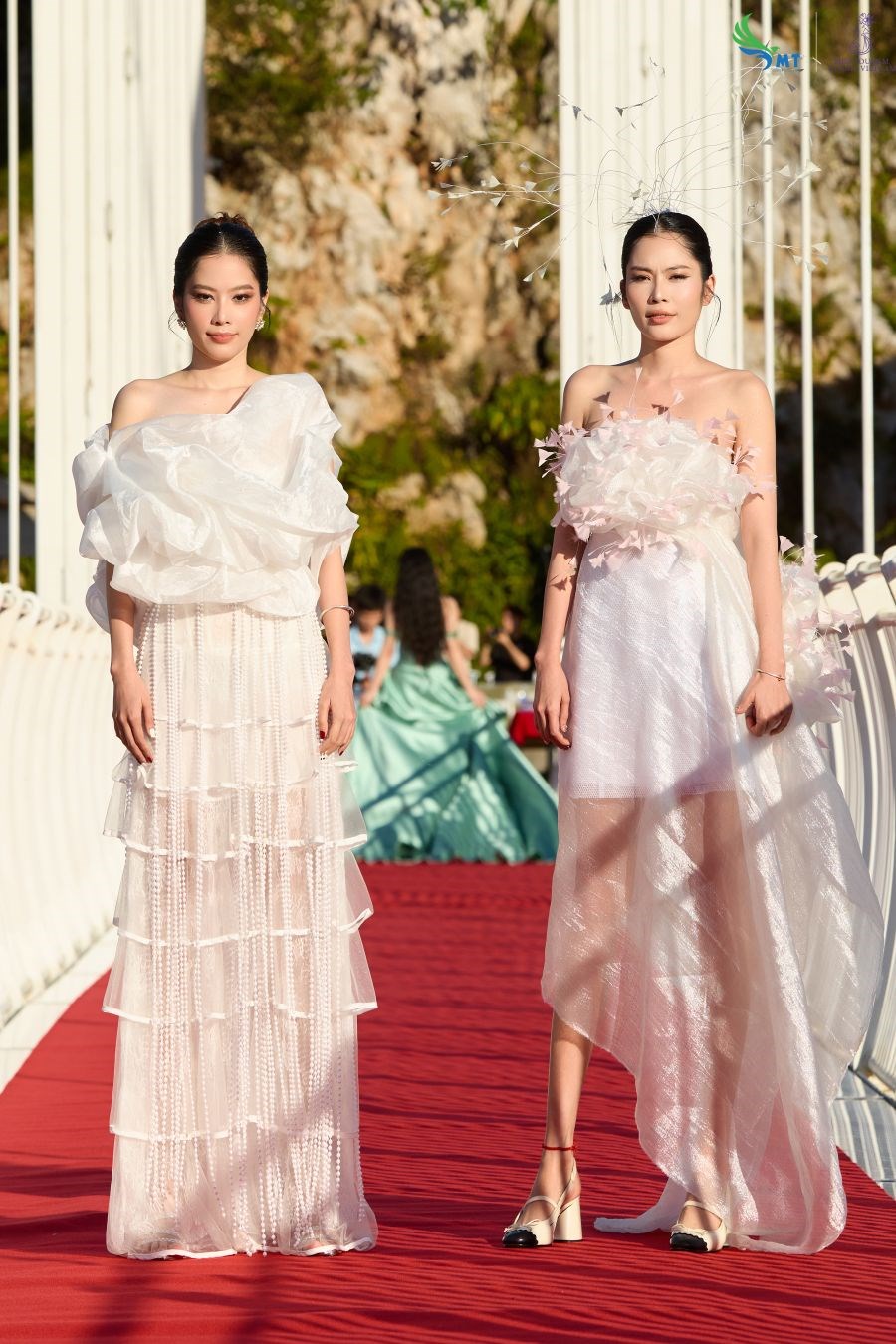 “Hoa hậu Du lịch Dân tộc Việt Nam 2025” gây ấn tượng khi trình diễn thời trang trên cầu kính dài nhất thế giới ở Mộc Châu - ảnh 3