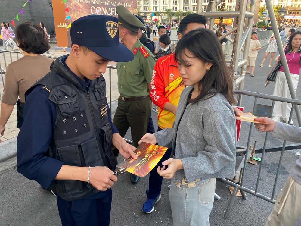 Không khí đang “nóng” lên từng phút trước giờ diễn ra concert “Quảng Ninh – Đất mỏ anh hùng” - ảnh 11