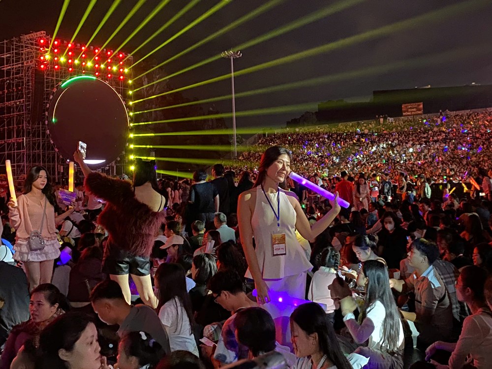 Quảng trường 30.10 rực sáng, sẵn sàng cho đêm diễn “Quảng Ninh – Đất mỏ anh hùng” - ảnh 3