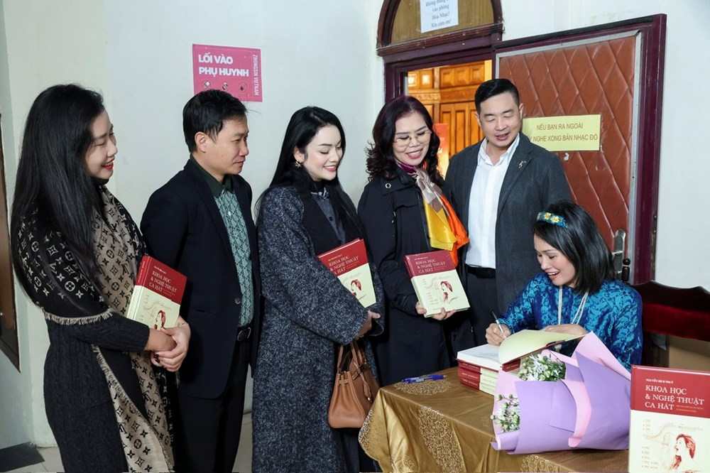 Nghệ sĩ opera Việt mang tri thức quốc tế về giáo dục thanh nhạc trong cuốn sách mới - ảnh 5