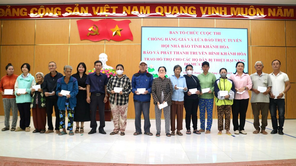 BTC Cuộc thi “Chống hàng giả và lừa đảo trực tuyến” trao 80 triệu đồng hỗ trợ người dân vùng lũ Khánh Hòa  - ảnh 3