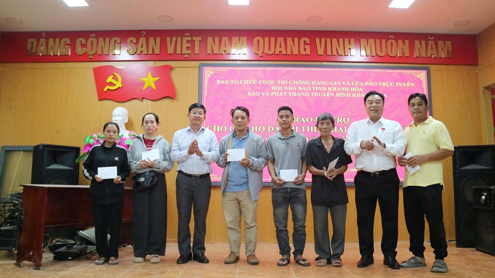 BTC Cuộc thi “Chống hàng giả và lừa đảo trực tuyến” trao 80 triệu đồng hỗ trợ người dân vùng lũ Khánh Hòa  - ảnh 4