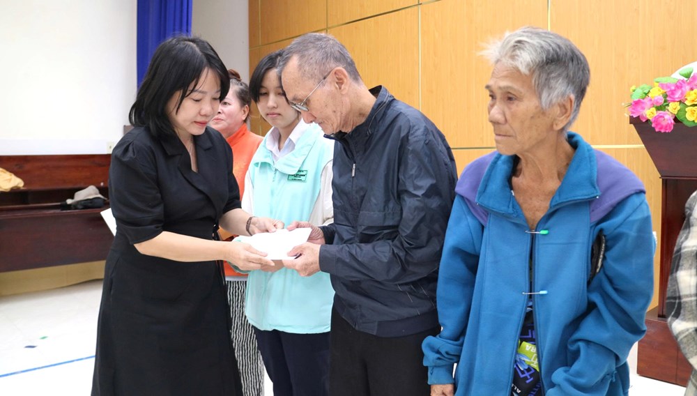 BTC Cuộc thi “Chống hàng giả và lừa đảo trực tuyến” trao 80 triệu đồng hỗ trợ người dân vùng lũ Khánh Hòa  - ảnh 1