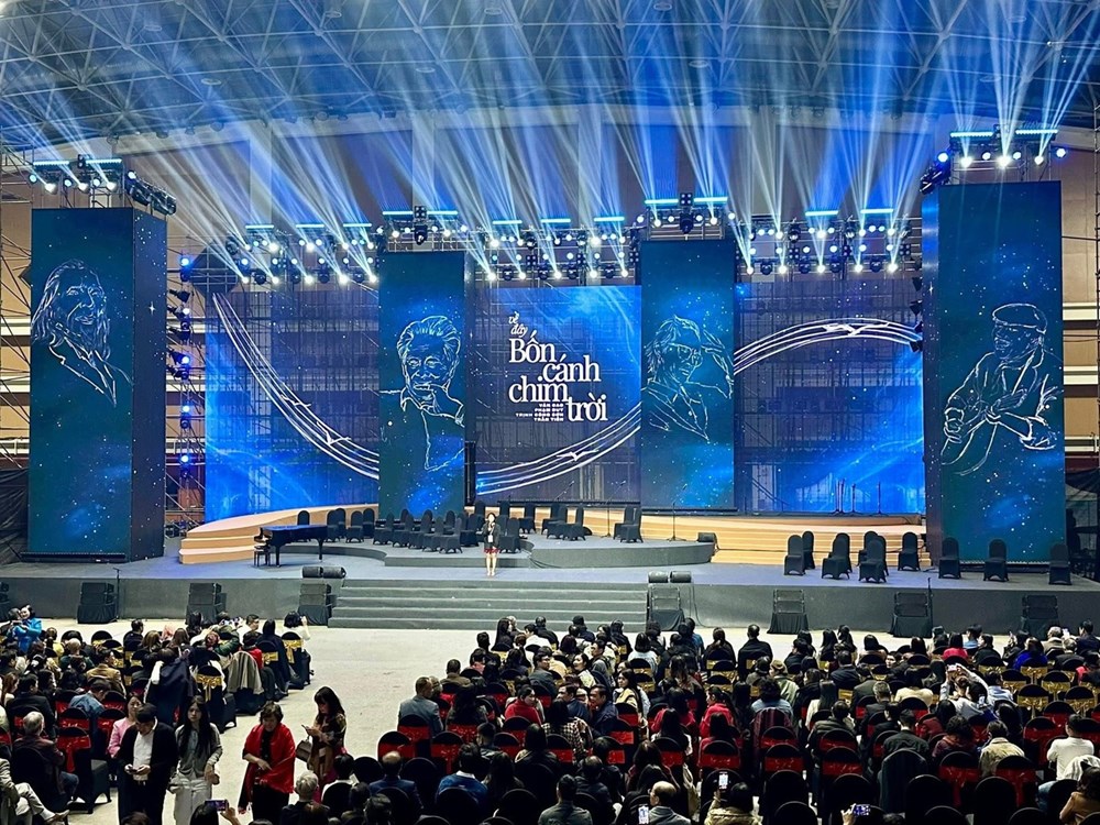 Phía sau ánh đèn sân khấu: Nỗi rủi ro của nghề bầu show Việt - ảnh 1