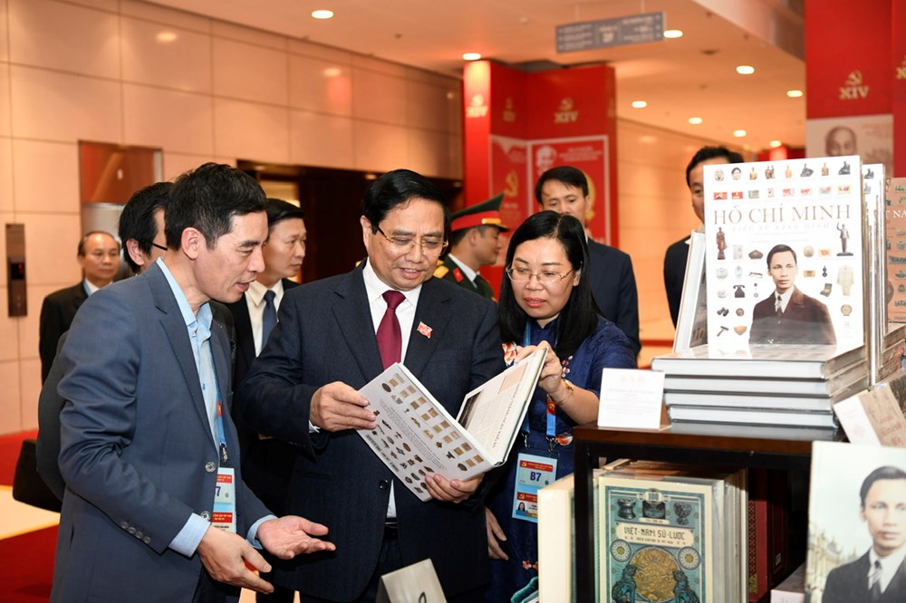 Thủ tướng thăm khu trưng bày sách, báo tại Đại hội XIV của Đảng - ảnh 3