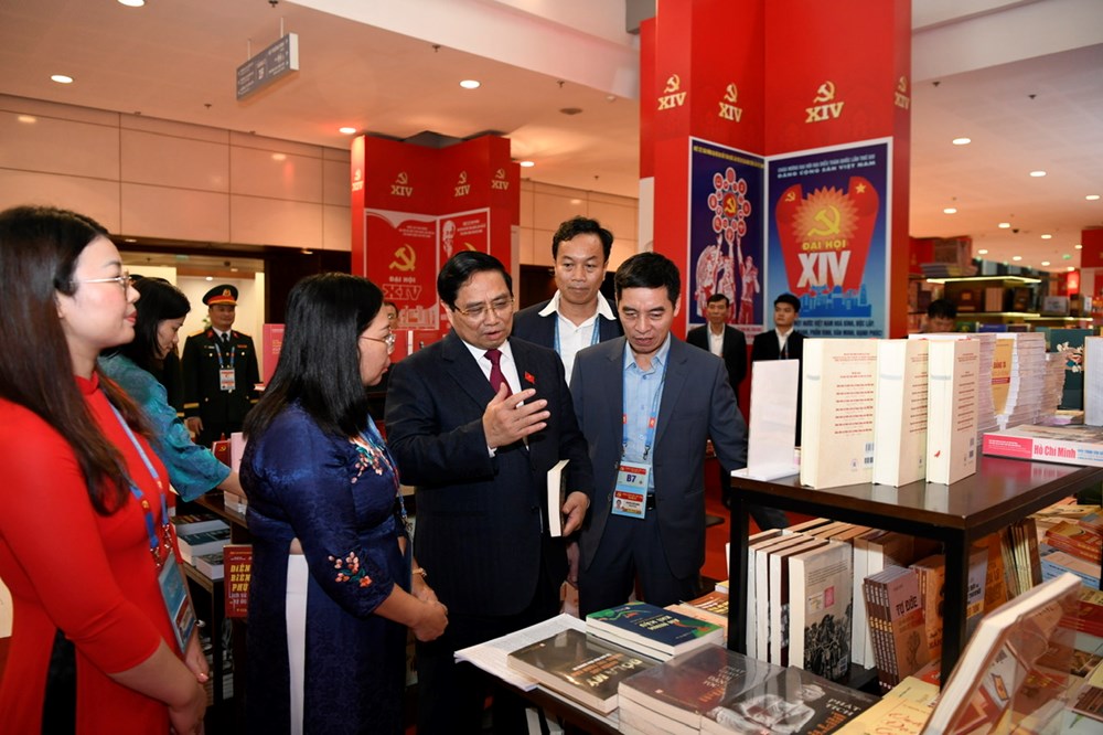 Thủ tướng thăm khu trưng bày sách, báo tại Đại hội XIV của Đảng - ảnh 2