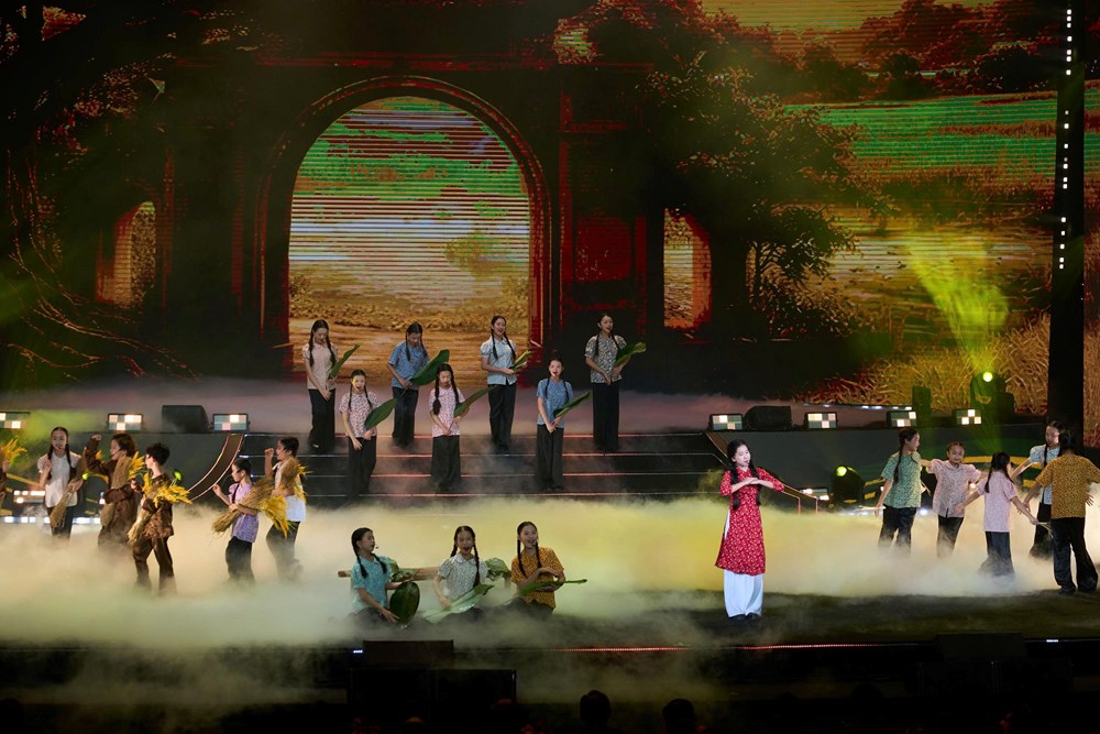 Thục Trang Sachi gây ấn tượng tại “Xuân Quê hương 2026” với “Hạt gạo làng ta” - ảnh 3