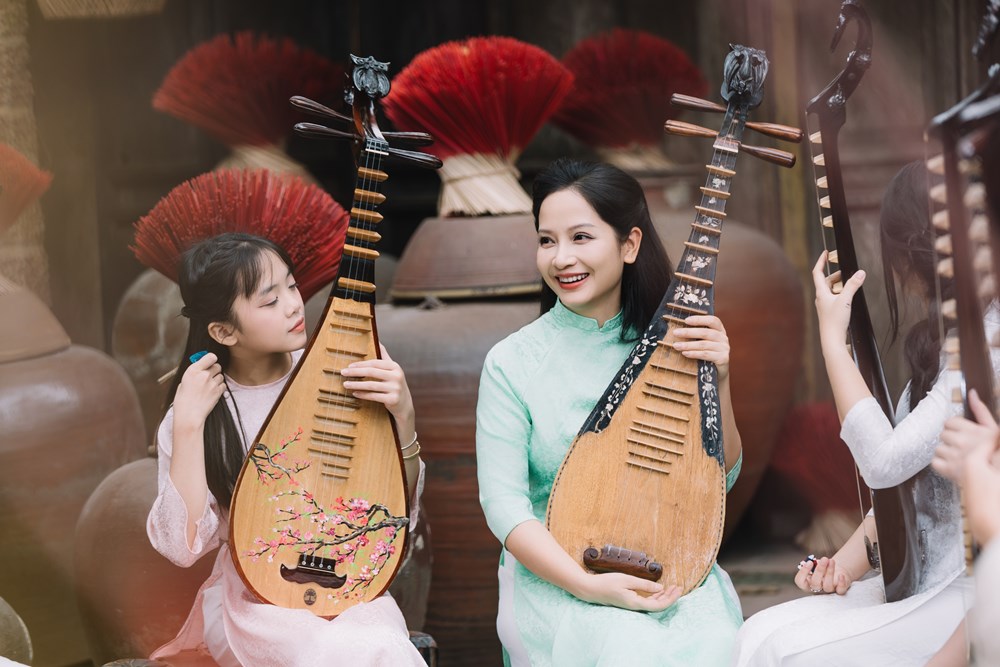 Nghệ sĩ tỳ bà Vũ Diệu Thảo lan tỏa thông điệp sum vầy qua MV “Tết bình an bên nhau” - ảnh 5