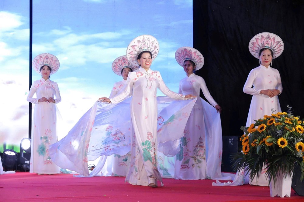 Di sản chùa Đậu trở thành cảm hứng cho bộ sưu tập áo dài của NTK Lanise - ảnh 1