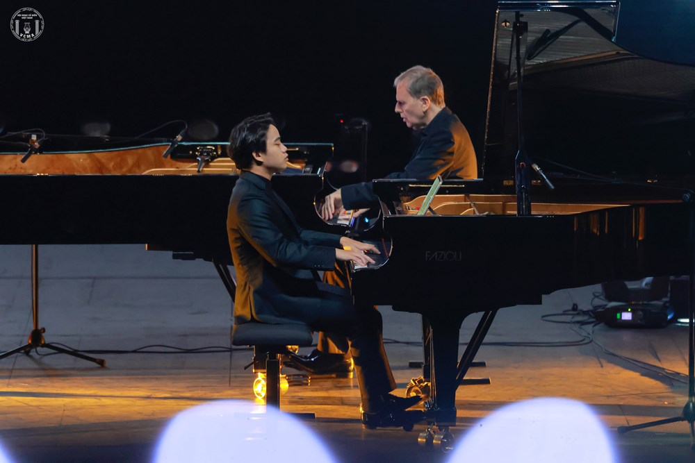 Kevin Kenner và Nguyễn Việt Trung thăng hoa trong đêm hòa nhạc “Tri ân” - ảnh 1