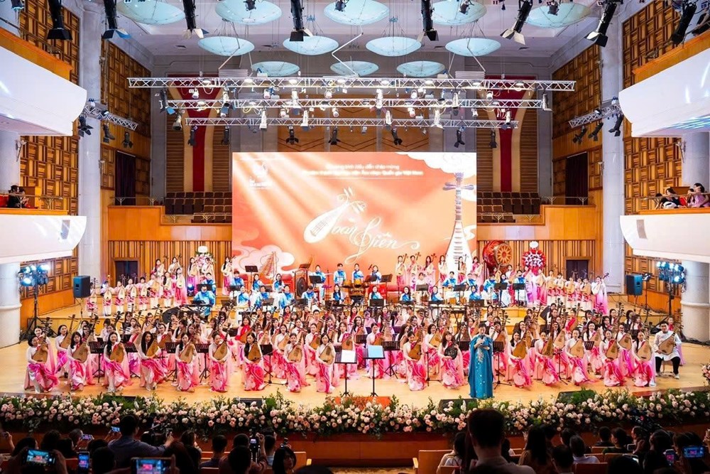 Học viện Âm nhạc Quốc gia Việt Nam đón nhận Kỷ lục Việt Nam với số người trình diễn đàn Tỳ bà nhiều nhất - ảnh 1