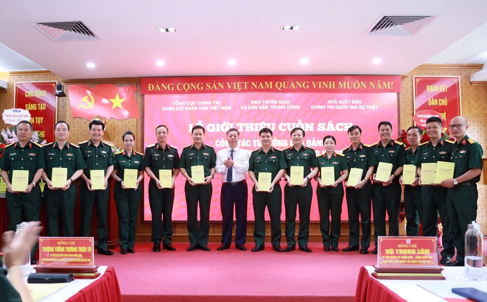 Ra mắt sách của Đại tướng Nguyễn Trọng Nghĩa về công tác tư tưởng trong kỷ nguyên mới - ảnh 6
