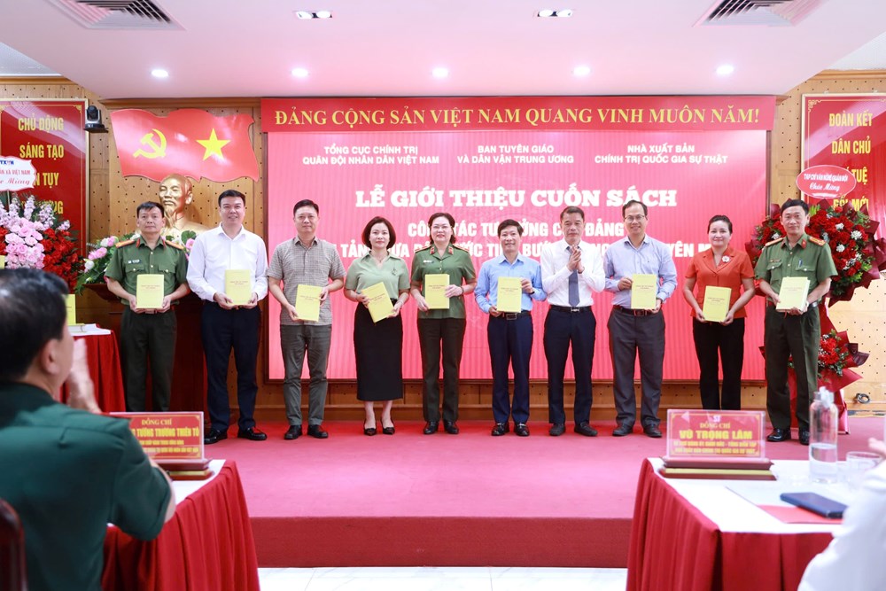 Ra mắt sách của Đại tướng Nguyễn Trọng Nghĩa về công tác tư tưởng trong kỷ nguyên mới - ảnh 5