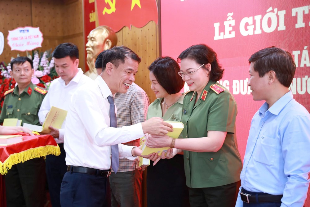 Ra mắt sách của Đại tướng Nguyễn Trọng Nghĩa về công tác tư tưởng trong kỷ nguyên mới - ảnh 4
