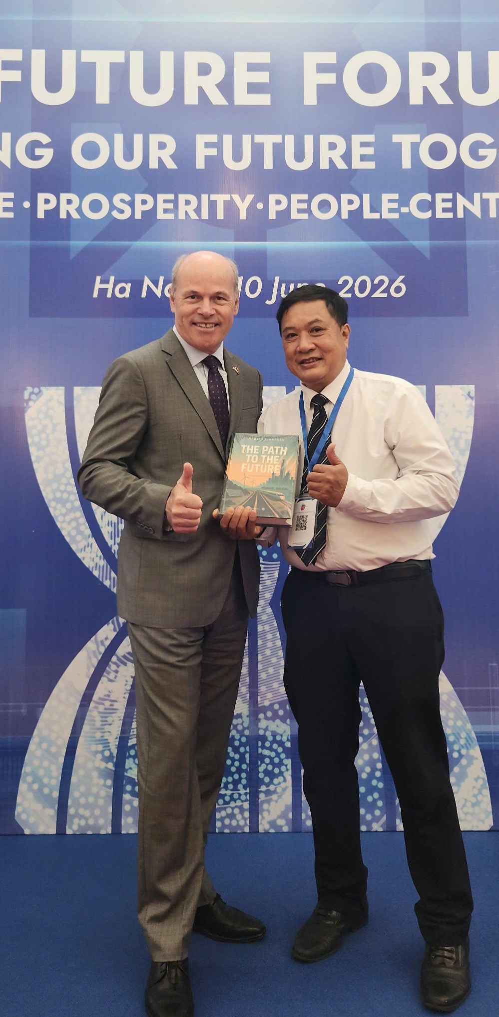 Cuốn sách “Con đường tương lai” được trao tặng các nhà lãnh đạo quốc tế tại Diễn đàn Tương lai ASEAN 2026 - ảnh 4