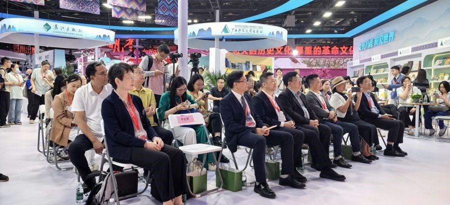 Ký kết hợp tác bản quyền xuất bản tiểu thuyết “Bản thảo để lại trong sảnh lễ tân” sang tiếng Trung - ảnh 2