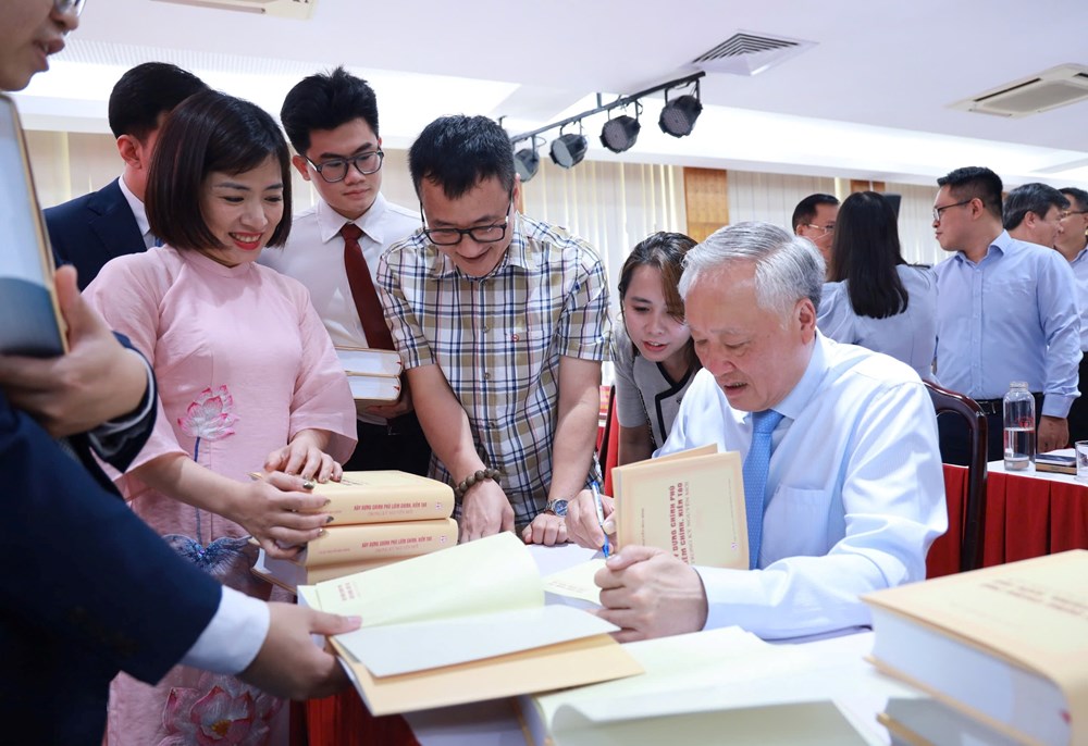 Ra mắt sách “Xây dựng Chính phủ liêm chính, kiến tạo trong kỷ nguyên mới“ - ảnh 1