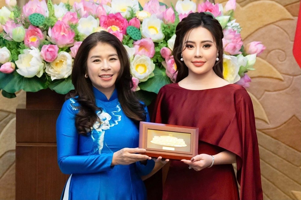 Thí sinh “Hoa hậu Văn hóa Thế giới 2026” trải nghiệm không gian văn hóa đặc biệt tại Nhà Quốc hội - ảnh 2