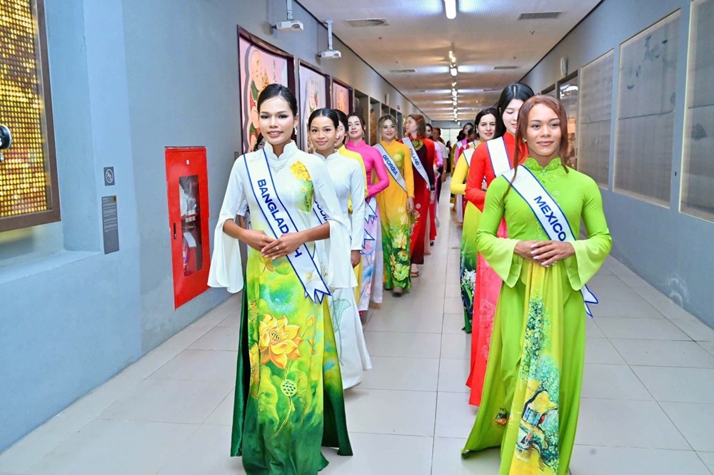 Thí sinh “Hoa hậu Văn hóa Thế giới 2026” trải nghiệm không gian văn hóa đặc biệt tại Nhà Quốc hội - ảnh 5