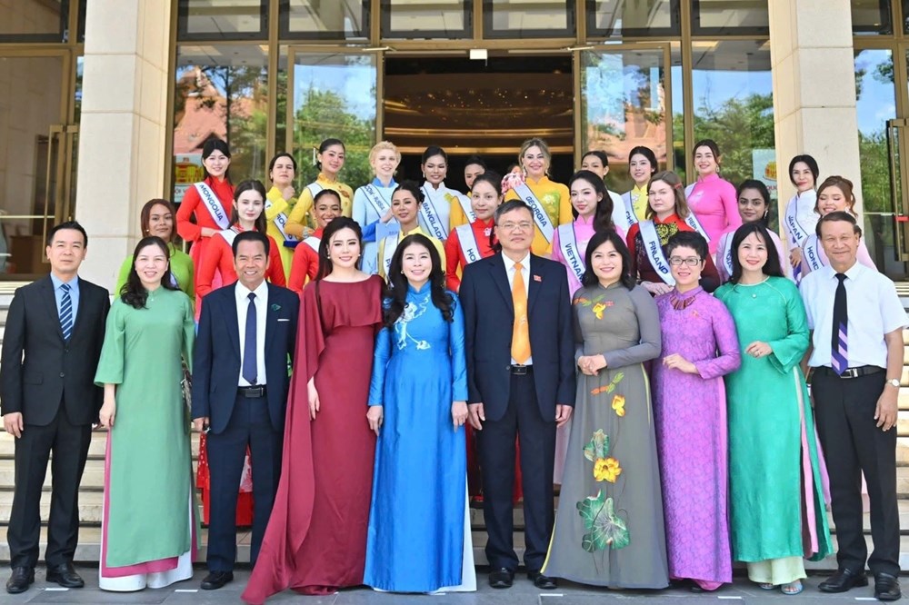 Thí sinh “Hoa hậu Văn hóa Thế giới 2026” trải nghiệm không gian văn hóa đặc biệt tại Nhà Quốc hội - ảnh 3