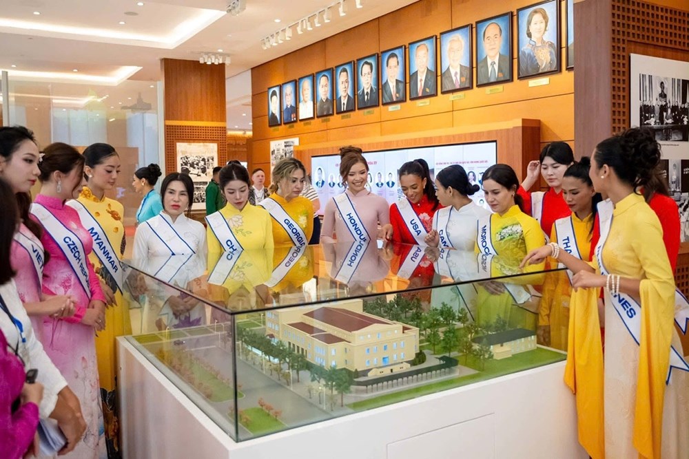 Thí sinh “Hoa hậu Văn hóa Thế giới 2026” trải nghiệm không gian văn hóa đặc biệt tại Nhà Quốc hội - ảnh 4