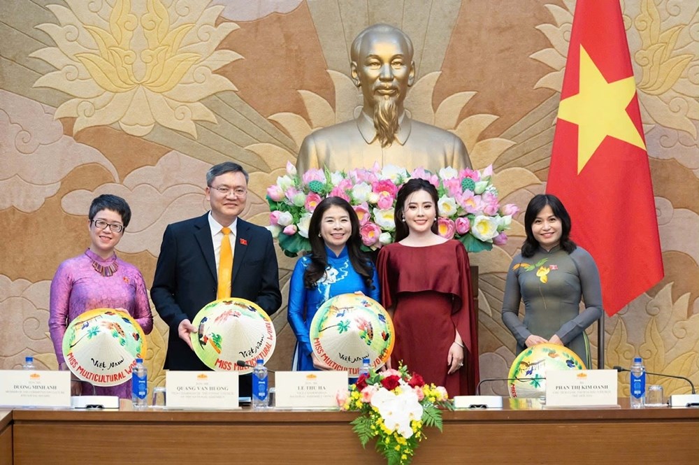 Thí sinh “Hoa hậu Văn hóa Thế giới 2026” trải nghiệm không gian văn hóa đặc biệt tại Nhà Quốc hội - ảnh 1