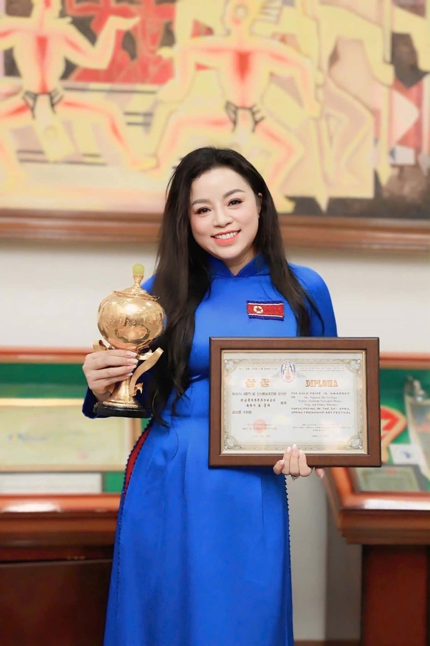NSƯT Tố Nga xuất sắc giành Cúp Vàng Liên hoan Nghệ thuật Hữu nghị Mùa xuân Tháng Tư 2026 - ảnh 2