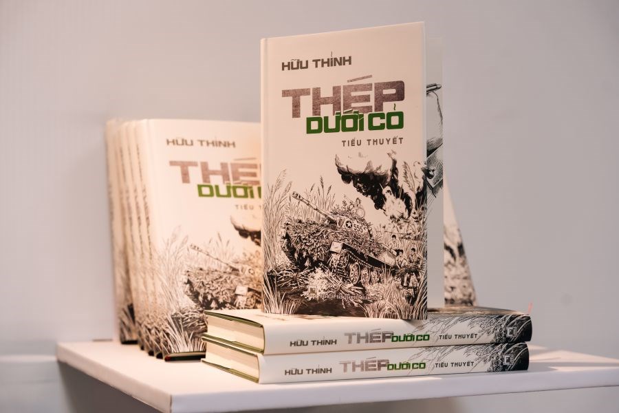 Nhà thơ Hữu Thỉnh ra mắt tiểu thuyết “Thép dưới cỏ”, tái hiện trận đánh Làng Vây bằng góc nhìn văn học - ảnh 1