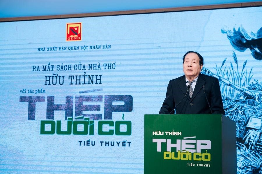 Nhà thơ Hữu Thỉnh ra mắt tiểu thuyết “Thép dưới cỏ”, tái hiện trận đánh Làng Vây bằng góc nhìn văn học - ảnh 2
