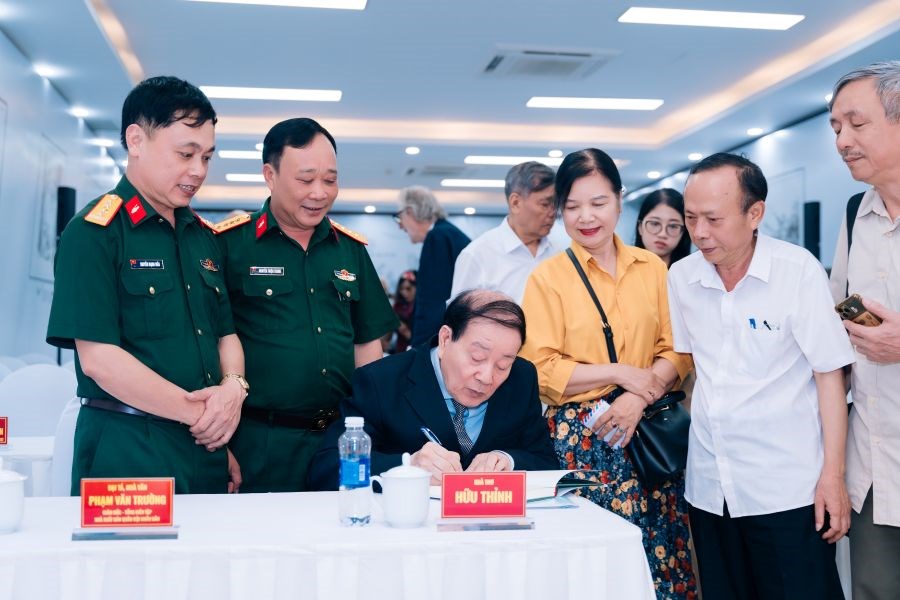 Nhà thơ Hữu Thỉnh ra mắt tiểu thuyết “Thép dưới cỏ”, tái hiện trận đánh Làng Vây bằng góc nhìn văn học - ảnh 3