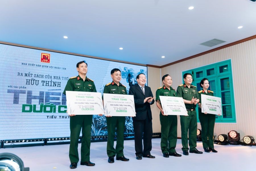 Nhà thơ Hữu Thỉnh ra mắt tiểu thuyết “Thép dưới cỏ”, tái hiện trận đánh Làng Vây bằng góc nhìn văn học - ảnh 4