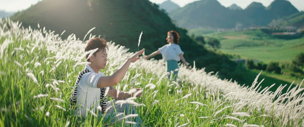 Mộc Châu lãng mạn trong MV “Nhắm mắt thấy mùa hè” của Hoàng Hà Cương - ảnh 2