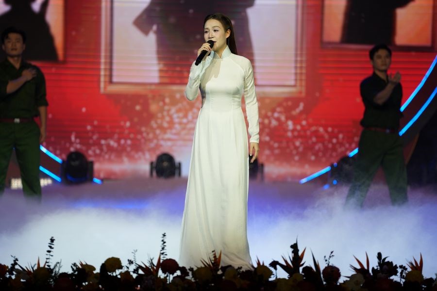Quán quân Sao Mai 2017 - Thu Thủy xúc động hát “Hàng bia trắng” tri ân các anh hùng liệt sĩ - ảnh 3