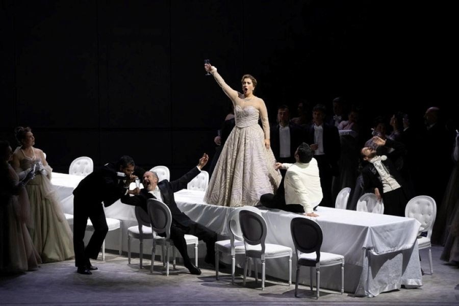 Chiếc đèn chùm “khổng lồ” và bí mật phía sau vở opera “La Traviata” tại Việt Nam - ảnh 1